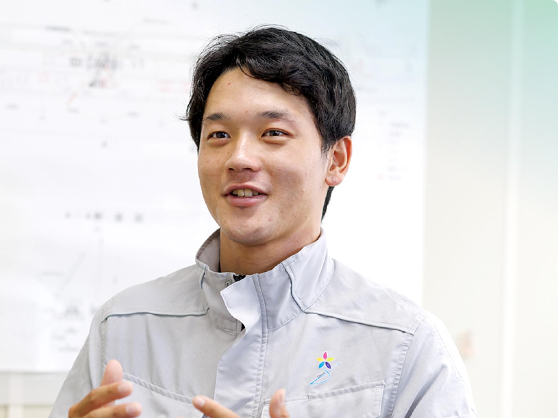 土木部の男性がインタビューを受ける様子