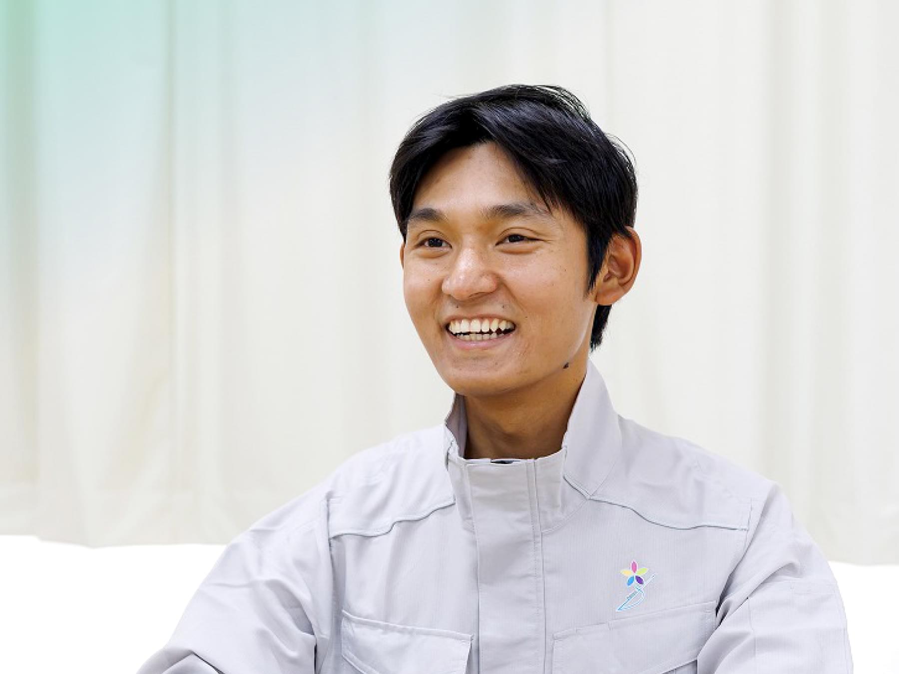 建築部の男性がインタビューを受ける様子
