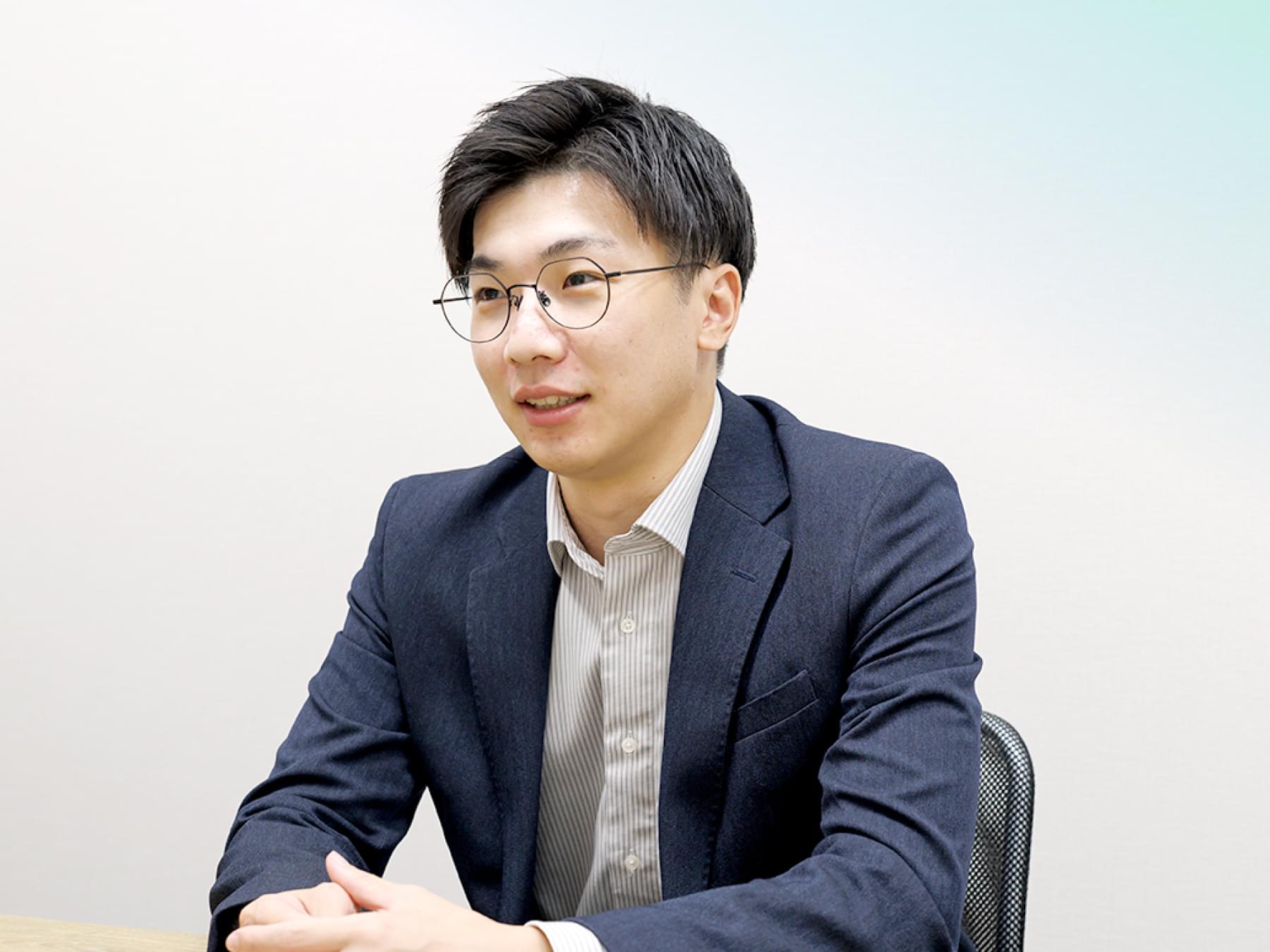 営業管理部の男性がインタビューを受ける様子