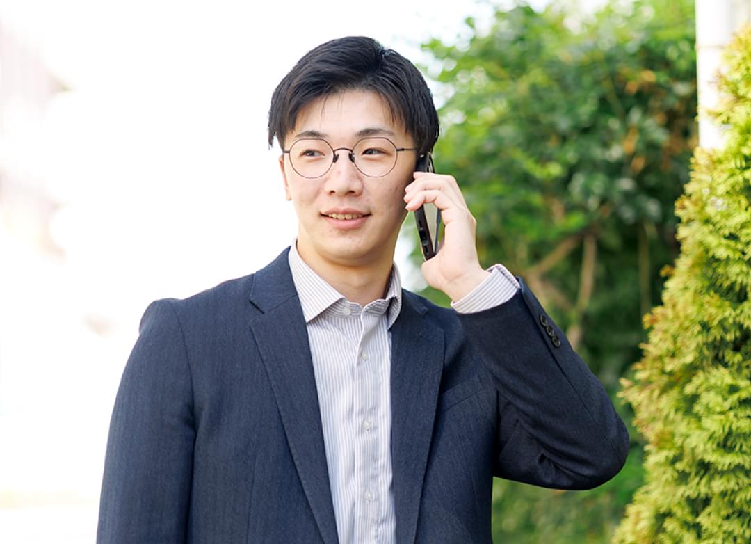 電話で通話をする男性