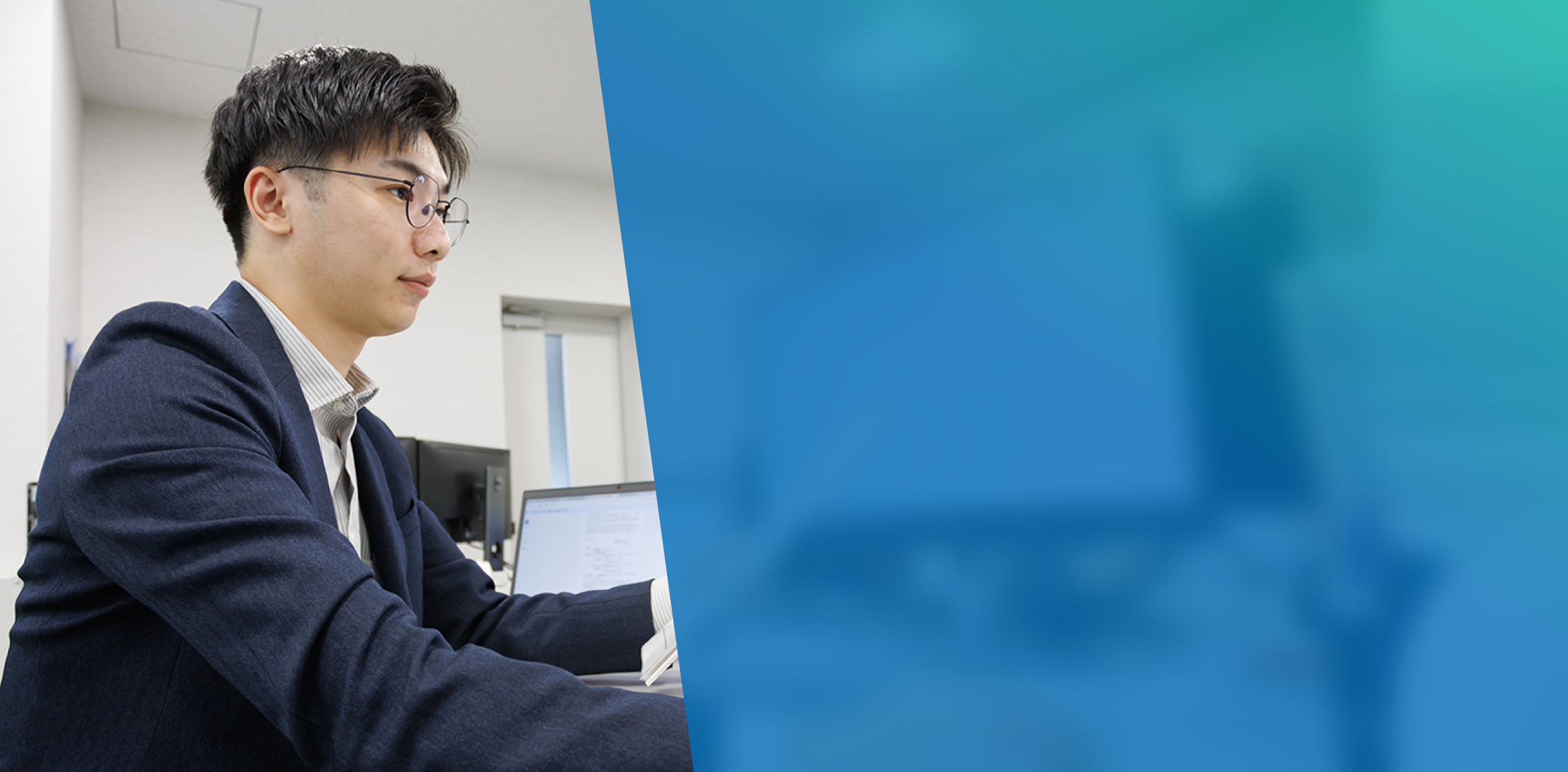 社内で事務作業をする様子