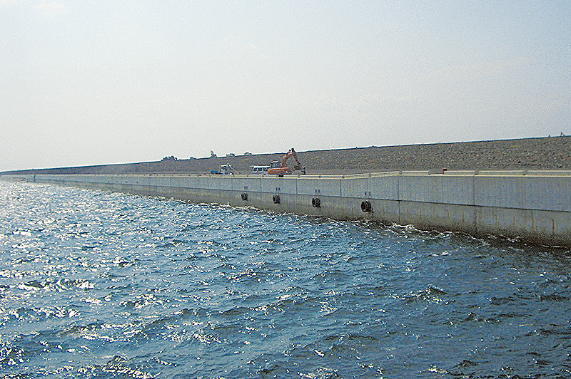 2期空港島護岸嵩上工事